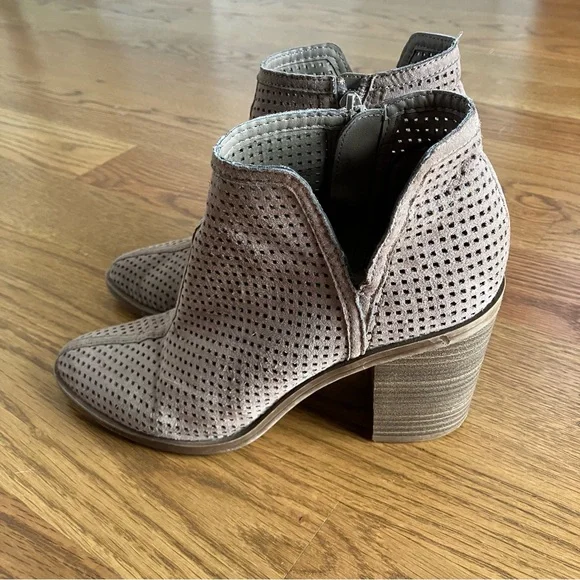 DV by Dolce Vita Perforated Tan Ankle Booties Stacked Heel Side Zip Size 7 - Picture 3 of 10